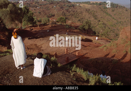 I cristiani copti in abito tradizionale guardando verso il basso sulla parte superiore di Bet Giorgis (Chiesa di St George), Lalibela Etiopia Foto Stock