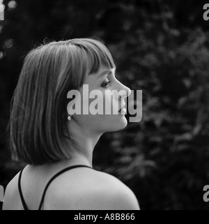 Bianco e nero ritratto di una giovane donna con caratteristiche sorprendenti Foto Stock