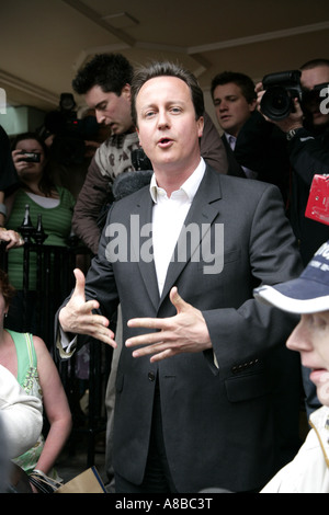 David Cameron adoperando durante un'elezione Foto Stock