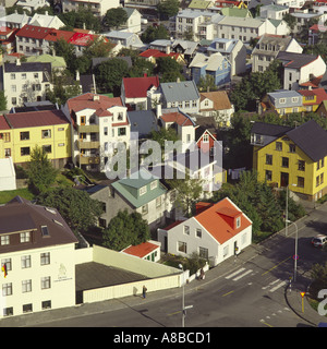 Vista guardando in giù su gruppi di case vivacemente colorate e tetti in Reykjavik Islanda Foto Stock