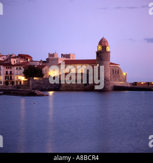 La chiesa di Notre Dame des Anges all alba di Collioure Pyrenees-Orientals Languedoc-Roussillion Francia Foto Stock