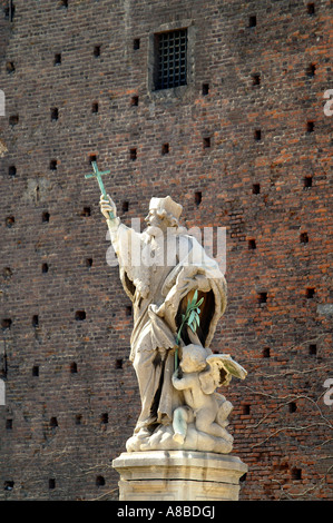 Statua di San Giovanni Nepomuceno di Giovanni Dugnani, Castello Sforzesco di Milano, Italia Foto Stock