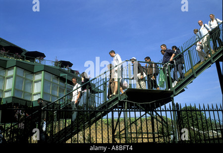 Persone attraversando ponte a Wimbledon Tennis. Luglio 2005. Code per tutti Inghilterra Wimbledon Lawn Tennis Championships. Luglio 2005 Foto Stock