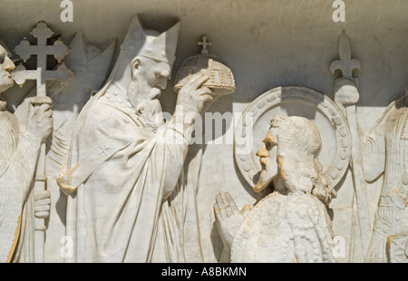 Budapest, Ungheria. Dettaglio dalla base della Statua di Santo Stefano (sv Istvan) che raffigura l'incoronazione del Re Stefano Foto Stock