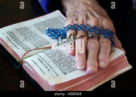 Femmina Senior della lettura della Bibbia e la preghiera Foto Stock