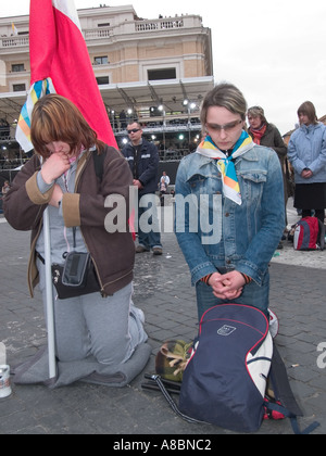 Due ragazze polacche inginocchiato in preghiera ai funerali di Papa Giovanni Paolo II Foto Stock