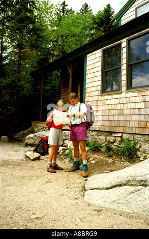 New Hampshire Escursionisti sulla Appalachian Trail a Zelanda Hut Foto Stock