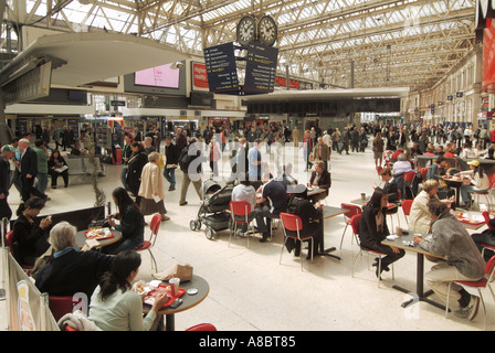 Waterloo terminal ferroviario atrio della stazione la gente seduta a snack bar le tabelle Foto Stock