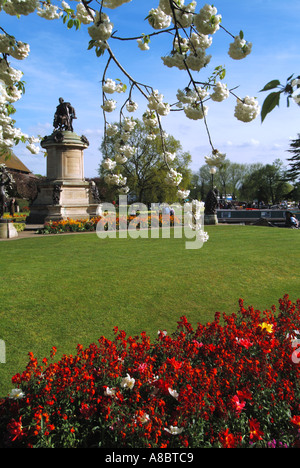 Stratford upon Avon William Shakespeare statua incorniciato dalla molla albero blossom Foto Stock