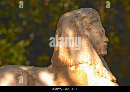 Statua di un Sphynx (sfinx sphinx) all'ingresso del parco a Chateau Mouton Rothschild, Pauillac, Medoc, Bordeaux Foto Stock