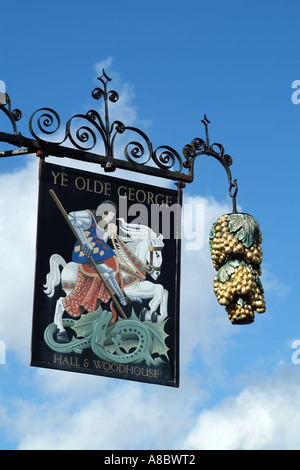 East Meon villaggio in Hampshire Southern England Regno Unito Regno Unito pub colorati segno Foto Stock