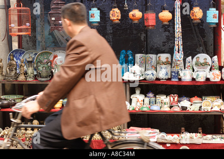 Pressione di stallo tipico che vendono antiquariato curiosità souvenir Liulichang Street Market Pechino CINA Foto Stock