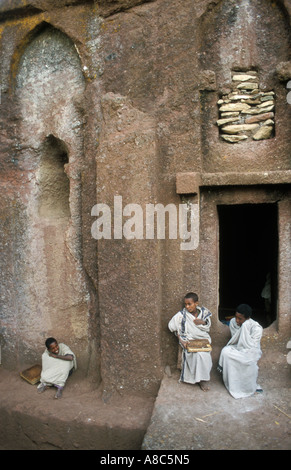 I bambini in Bibilla Chirkos rupestri monastero, al di fuori di Lalibela, Etiopia Foto Stock