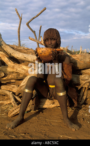 Hamer donna bere da una calabash, Turmi, a sud della valle dell'Omo, Etiopia Foto Stock