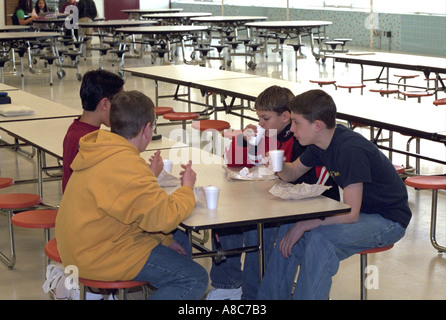 Gli studenti età 14 cruellers mangiare e bere cioccolata calda. Golden Valley Minnesota USA Foto Stock