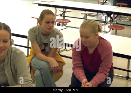 Gli studenti a parlare durante la scuola sala studio ragazze età 14. Golden Valley Minnesota USA Foto Stock