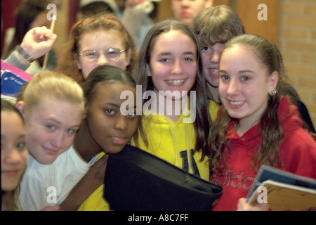 Facce di studenti età 15 nel corridoio prima classe. Golden Valley Minnesota USA Foto Stock