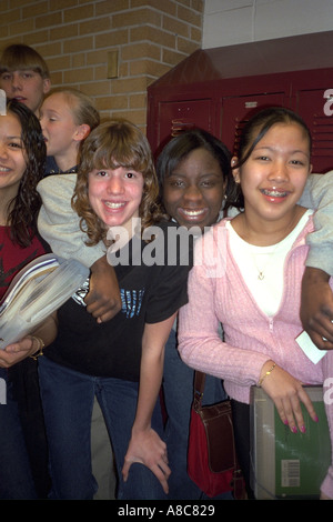 Gli amici che posano per una telecamera con gavoni nel corridoio della scuola. Golden Valley Minnesota USA Foto Stock