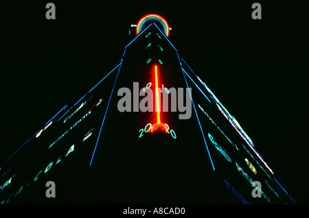 Illuminati al neon termometro meteo scala che mostra meno pari a zero gradi celsius decorare un edificio di notte in Copenhagen DANIMARCA Foto Stock