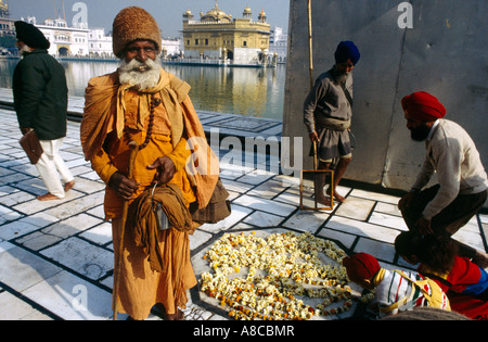 Amritsar India Tempio d'oro posto dove Baba Dip Singh morì e Sadhu tridente del cuscinetto Foto Stock