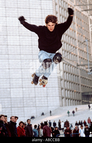 PARIGI-la Défense, Francia, French male Roller Blader, salto nel 'la Defense Business Center' vicino a 'la grande Arche », parco sportivo all'aperto di Parigi Foto Stock