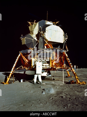 Apollo 11 Modulo Lunare sulla Luna un astronauta è illustrato il lavoro presso il modularizzati attrezzature di assemblaggio di stivaggio Foto Stock