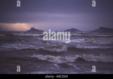 Tempesta con mare mosso a Swansea Bay, con MUMBLES testa e il faro in distanza, West Glamorgan, South wales, Regno Unito Foto Stock