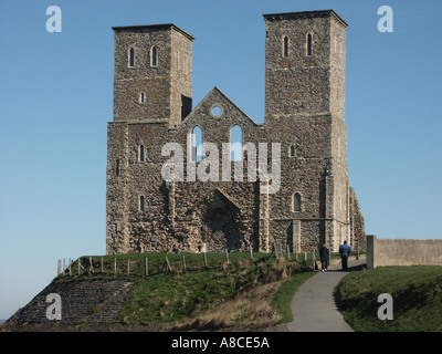 Twin Towers di questo secolo XII landmark costiere i resti dell antica chiesa monastica e Roman Fort Reculver Kent England Regno Unito Foto Stock