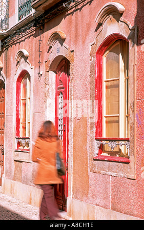 Donna che passa a casa tipica nel centro storico di Faro Faro Algarve Portogallo Europa Foto Stock