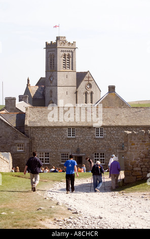 Regno Unito Lundy Island la gente camminare in un raggio di sole nella taverna Marisco Foto Stock