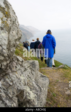 Regno Unito Lundy Island operaio leader natura guidata a piedi sulla costa est clifftop path Foto Stock