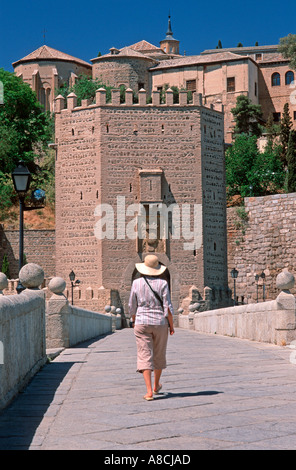 La donna a piedi a Ponte di Alcantara Toledo Castilla La Mancha Spagna Europa Foto Stock