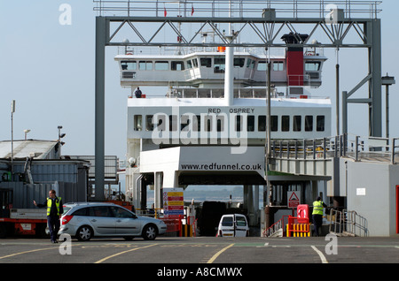 Red Osprey un traghetto roro di Imbuto Rosso di essere caricato utilizzando un linkspan a Southampton Inghilterra Imbuto Rosso company Foto Stock