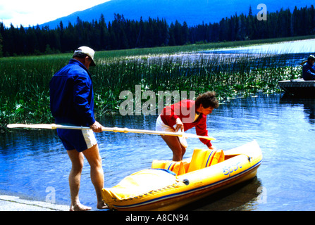 Adventuresome giovane prepararsi a lanciare i loro canoe per una gita sul lago Hosmer nel centro di Oregon Foto Stock