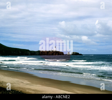 Yaquinna Capo Faro visibile in distanza da una spiaggia del nord vicino a Newport in Oregon Foto Stock