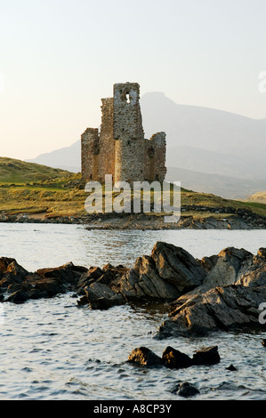 Il castello di Ardvreck sulle rive di Loch Assynt, North West Highlands, Scozia, risale al XV secolo Quinag montagna dietro Foto Stock