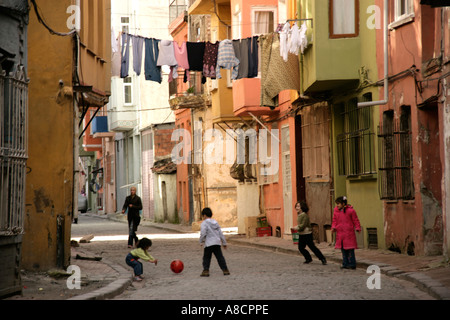 Bambini che giocano IN STRADA IL FENER quartiere di Balat, ISTANBUL, Turchia Foto Stock