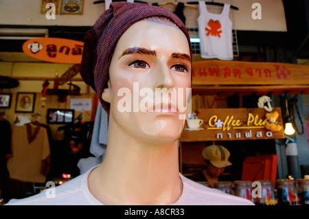 Tailandia Bangkok il Mercato del fine settimana di Chatuchak testa di manequin maschio nella parte anteriore del negozio di abbigliamento Foto Stock