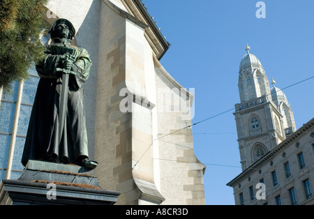 La statua di Ulrich Zwingli insieme contro i campanili di Grossmunster nella bellissima città di Zurigo in Svizzera Foto Stock