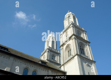 Guardando verso l'alto i campanili della cattedrale Grossmunster nella città di Zurigo in Svizzera Foto Stock