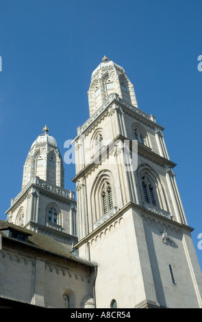 Guardando verso l'alto i campanili della cattedrale Grossmunster nella città di Zurigo in Svizzera Foto Stock