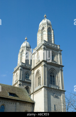 Guardando verso l'alto i campanili della cattedrale Grossmunster nella città di Zurigo in Svizzera Foto Stock