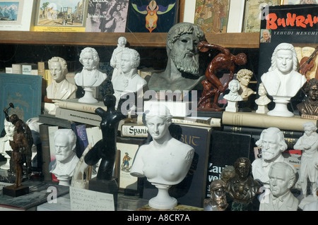 Cerca nella finestra della libreria nella bellissima città di Zurigo in Svizzera Foto Stock