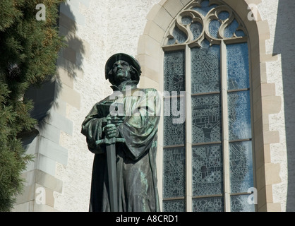 La statua di Ulrich Zwingli nella bellissima città di Zurigo in Svizzera Foto Stock