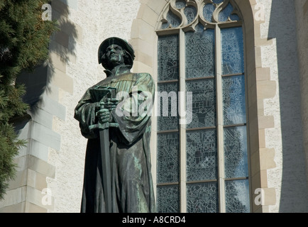 La statua di Ulrich Zwingli nella bellissima città di Zurigo in Svizzera Foto Stock