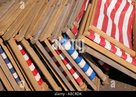 Pila di sedie a sdraio Foto Stock