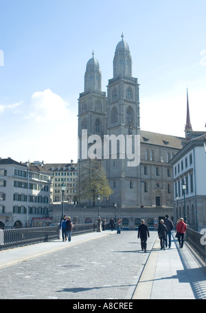 Cerca fino alla cattedrale Grossmunster nella città di Zurigo in Svizzera Foto Stock