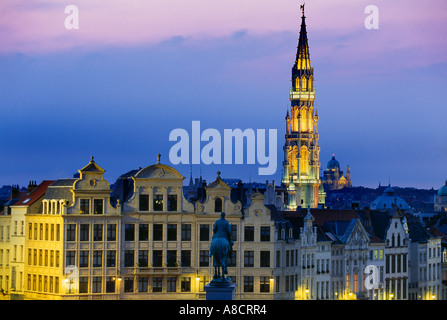 La torre dell'Hotel de Ville con Ste Catherine oltre e Place de L'Albertine Bruxelles Belgio Foto Stock