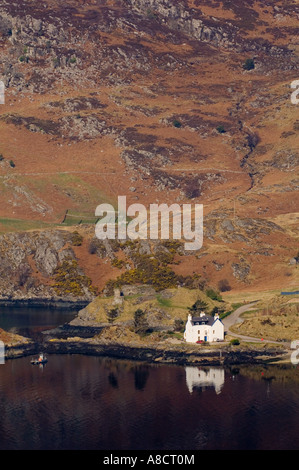 Il Jetty, house e rovinato Strome Castello a Stromemore sul Loch Carron, Highlands Scozzesi. Vicino a Kyle of Lochalsh. La Scozia, Regno Unito Foto Stock