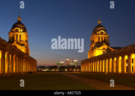 La Old Royal Naval College e lo skyline di Canary Wharf Greenwich Londra Inghilterra REGNO UNITO Foto Stock